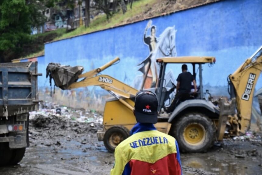 Cuadrillas de la Alcaldía de Caracas despejan vías afectadas por las lluvias