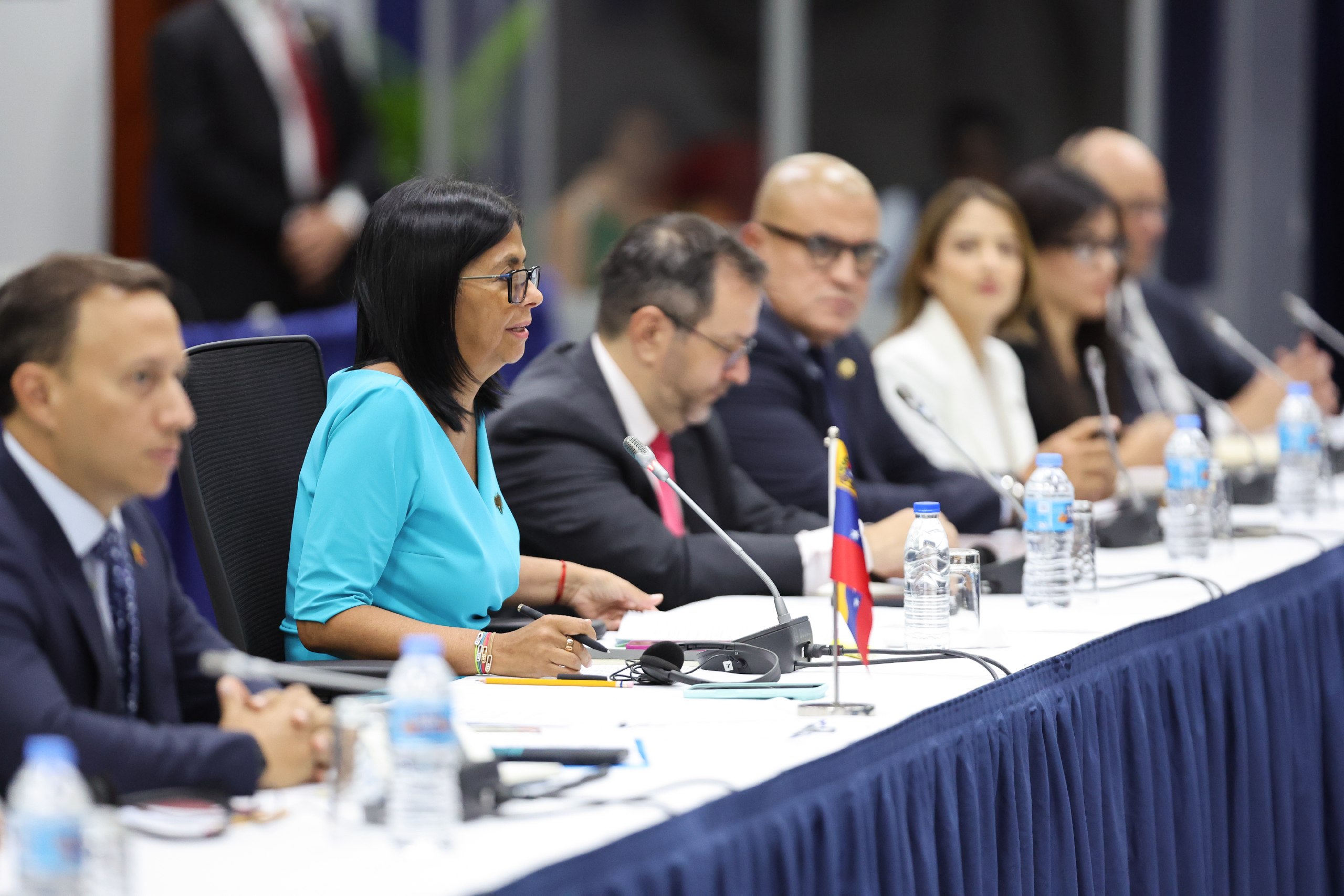 Presidenta (E) Delcy Rodríguez acuerda con Barbados revisar las matrices de producción y exportación