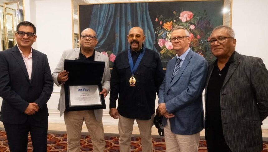 Oscar D’León recibió la condecoración peruana Chabuca Granda por su larga y fructífera trayectoria