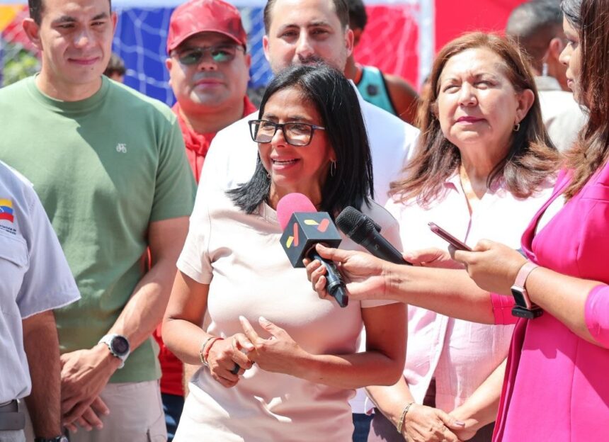 Presidenta (E) Delcy Rodríguez: «Celebramos la proclamación de la Ley Orgánica de los Consejos Comunales, hecha por el comandante Hugo Chávez»