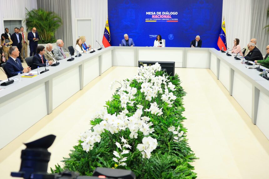 Presidenta (E) Delcy Rodríguez dirigió Mesa de Diálogo Nacional para los Consensos Laborales y Sociales