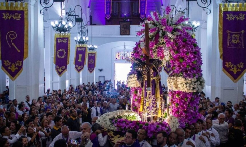 Miles de devotos honran al Nazareno de San Pablo en la Basílica de Santa Teresa