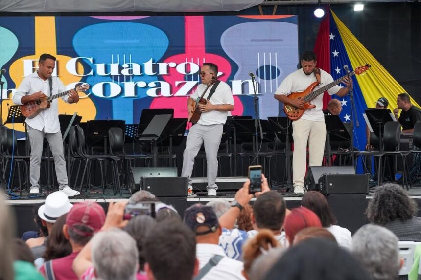 Plaza la Juventud vibra con el concierto “Nuestro Cuatro celebra el 4”