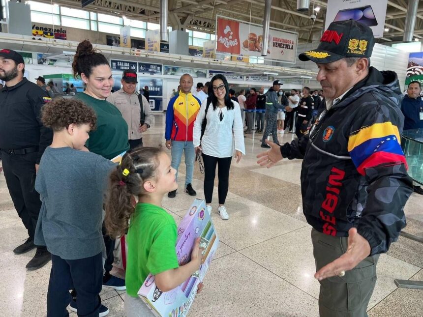 Venezuela recibe a 320 connacionales en vuelo 130 de Gran Misión Vuelta a la Patria