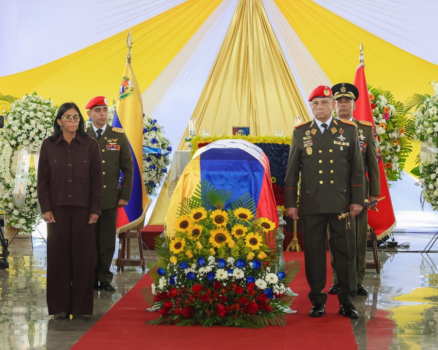Presidenta (E) Delcy Rodríguez rindió homenaje en capilla ardiente al coronel Helmer David Prato Veloz