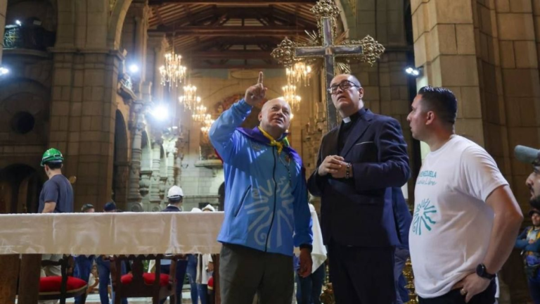 Ministro Diosdado Cabello visita catedral de Mérida para evaluar su restauración
