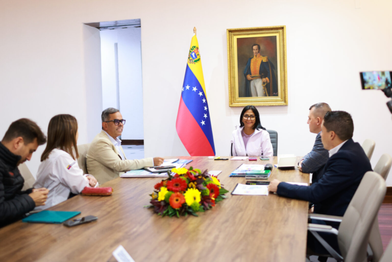 Presidenta (e) Delcy Rodríguez se reúne con Equipo de Aguas para fortalecer este servicio en el país