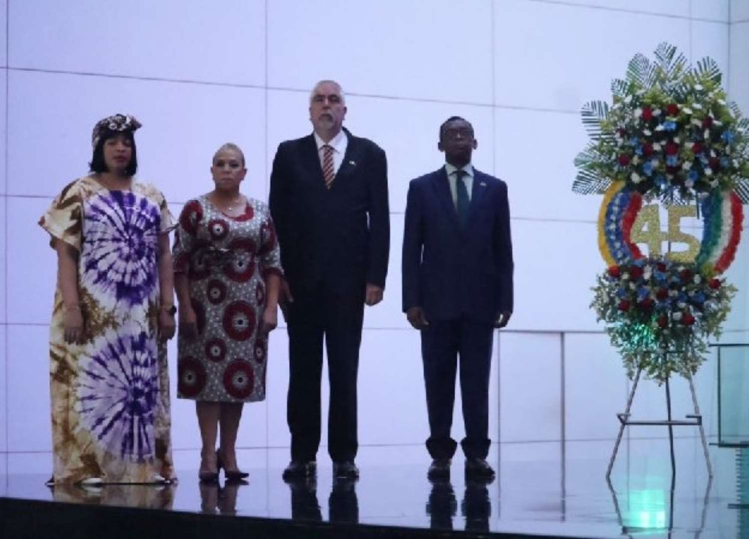 Venezuela y Guinea Ecuatorial celebran 45 años de relaciones diplomáticas con ofrenda floral al Libertador