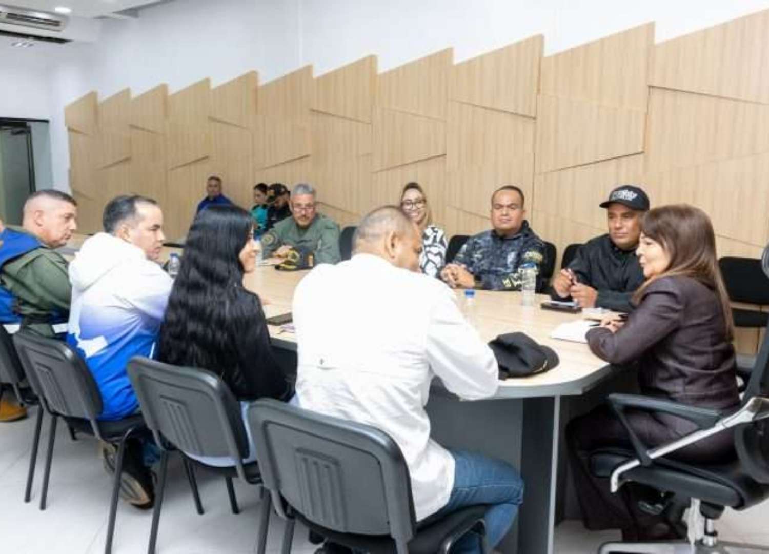Articulan estrategia de abastecimiento y seguridad para la isla de Coche