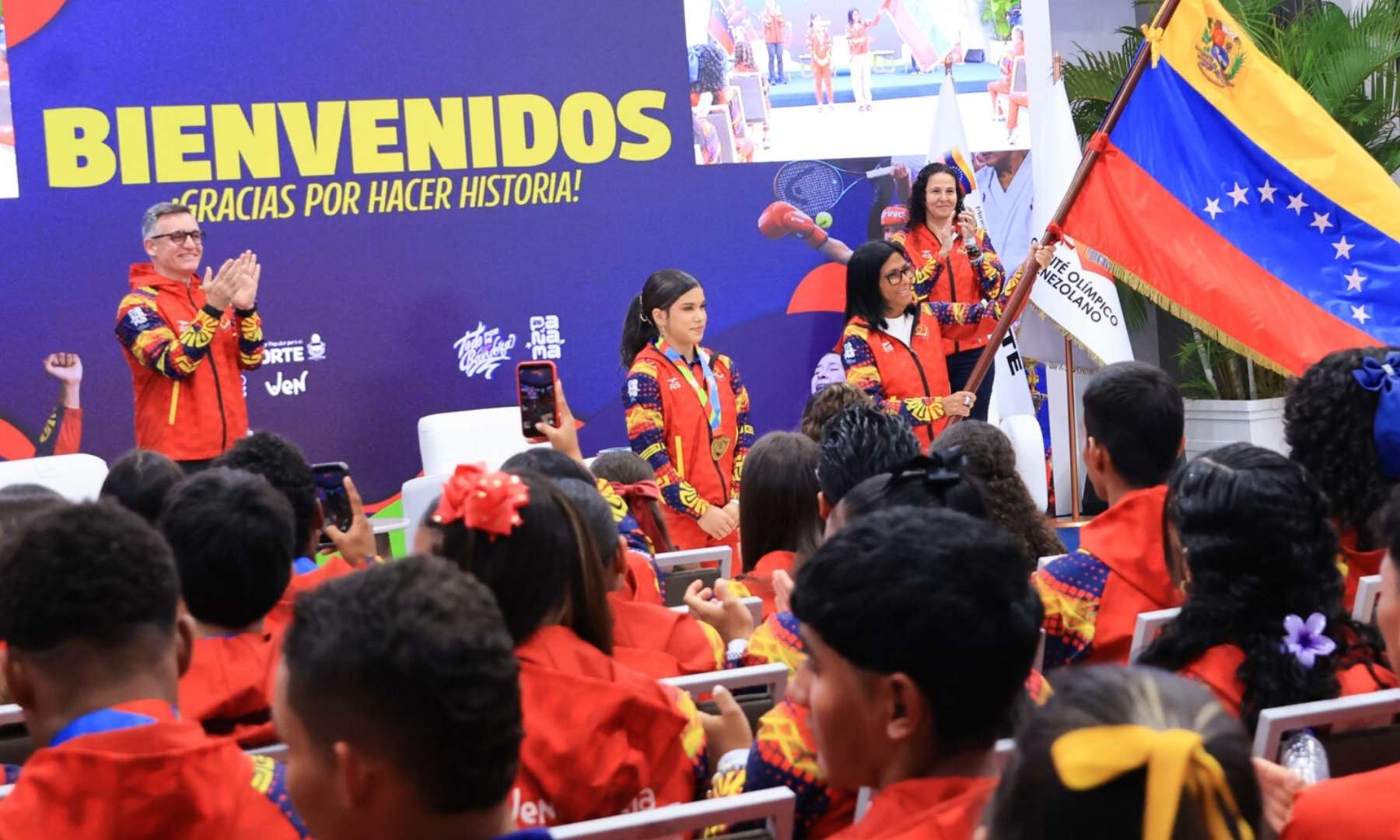 Presidenta (E) Delcy Rodríguez reconoció a atletas presentes en los IV Juegos Suramericanos de la Juventud