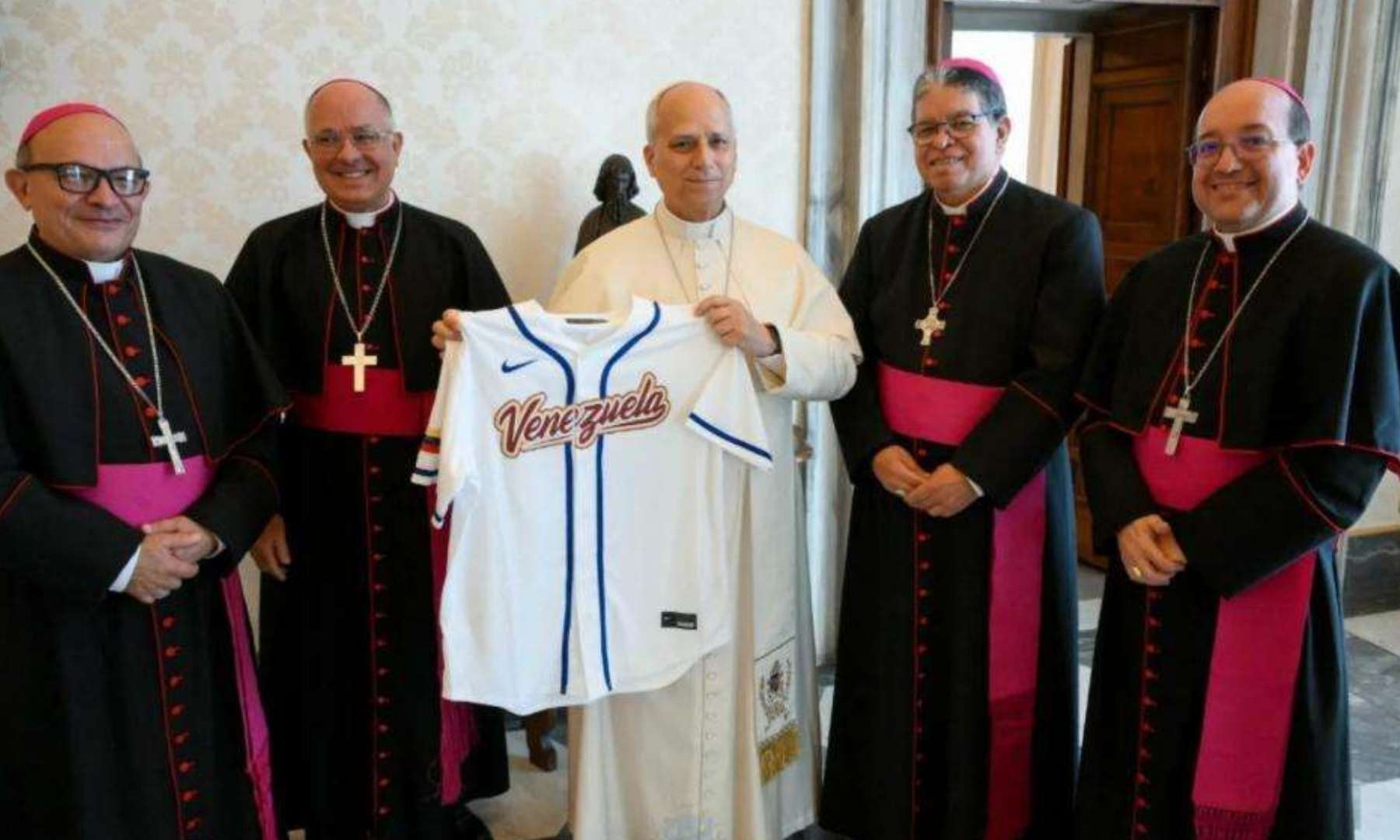 Papa León XIV recibe camiseta de la selección de béisbol venezolana