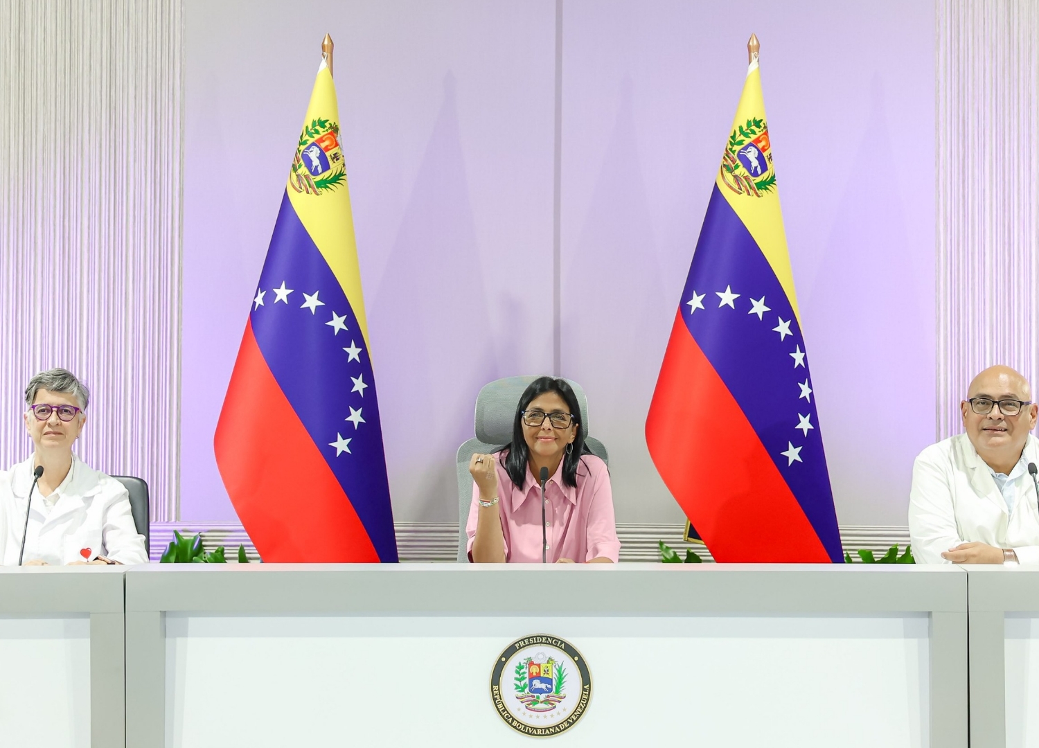 Presidenta (E) Delcy Rodríguez entrega insumos médicos y espacios rehabilitados en centros de salud de diversos estados
