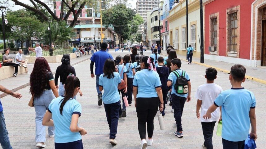 Más de 100 estudiantes  recorrieron  Cenro Histórico de Valencia