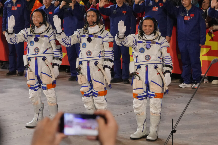 Astronautas chinos volvieron a la Tierra tras batir un récord en órbita