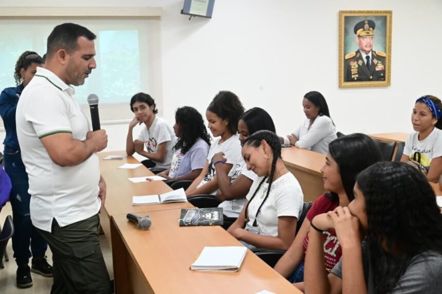 Jóvenes de La Guaira se forman en liderazgo y gestión comunal