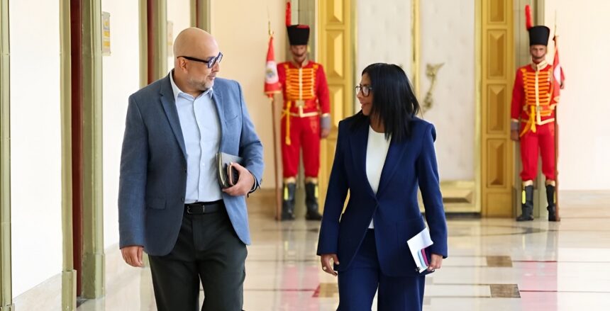 Ministro Pérez Pirela felicita a la Presidenta (E) Delcy Rodríguez con motivo de su cumpleaños