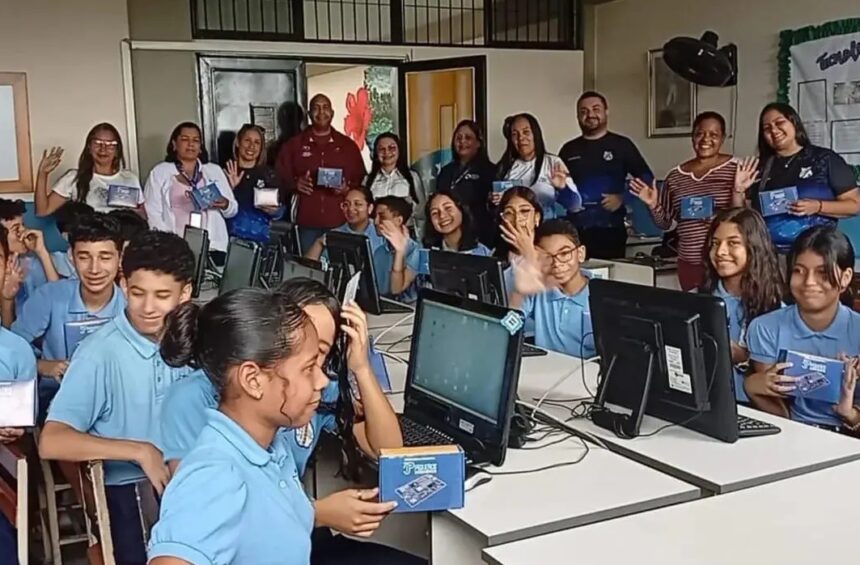 Entregan kits de electrónica educativa en 15 estados para impulsar el talento tecnológico juvenil