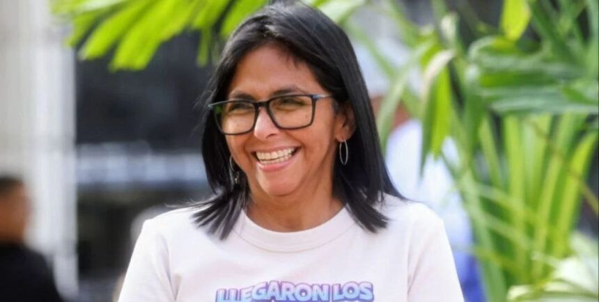 Presidenta (E) Delcy Rodríguez visitó la comunidad Comandante Guerrillero Américo Silva