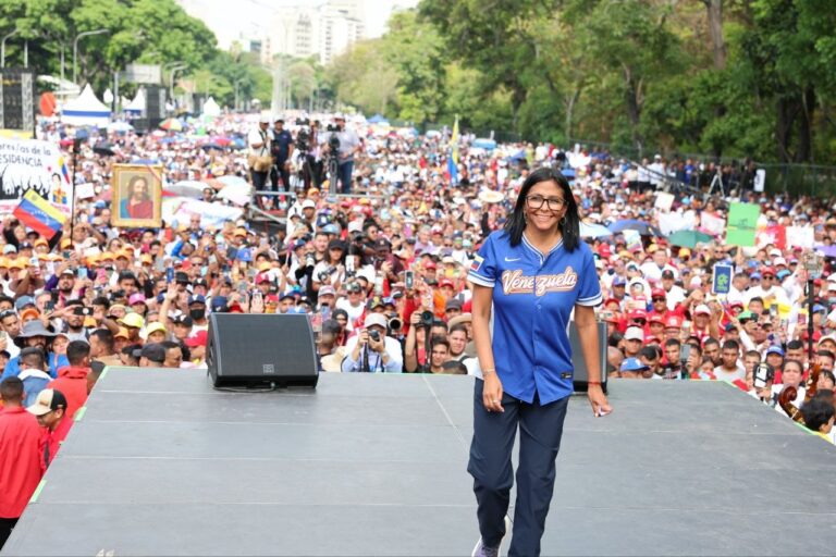 Presidenta encargada reconoce esfuerzo de la clase trabajadora venezolana