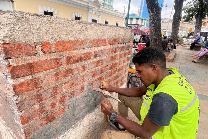 Avanzan labores de embellecimiento en el bulevar Panteón y la Plaza Capuchinos
