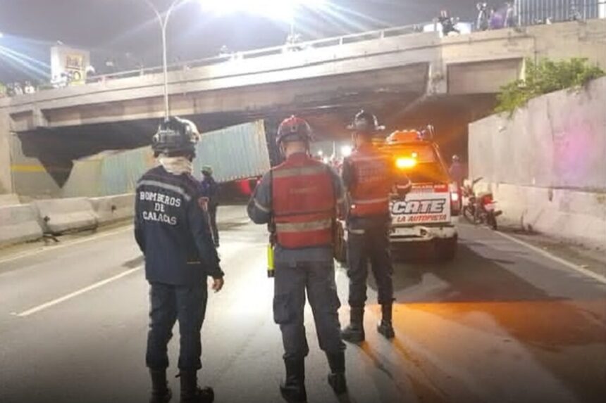 Bomberos de Caracas realizaron labores de resguardo tras volcamiento de gandola en Caracas