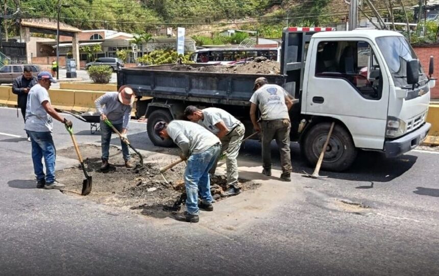 Colocan 13 toneladas de asfalto en Carretera Panamericana