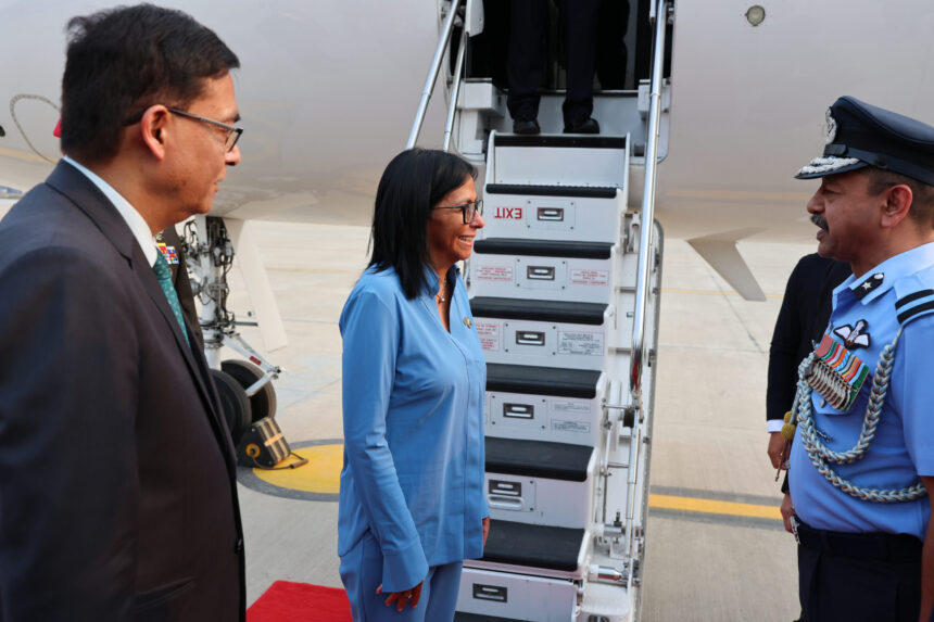Presidenta (E) Delcy Rodríguez llega a Nueva Delhi, República de la India, para cumplir con agenda bilateral de alto nivel