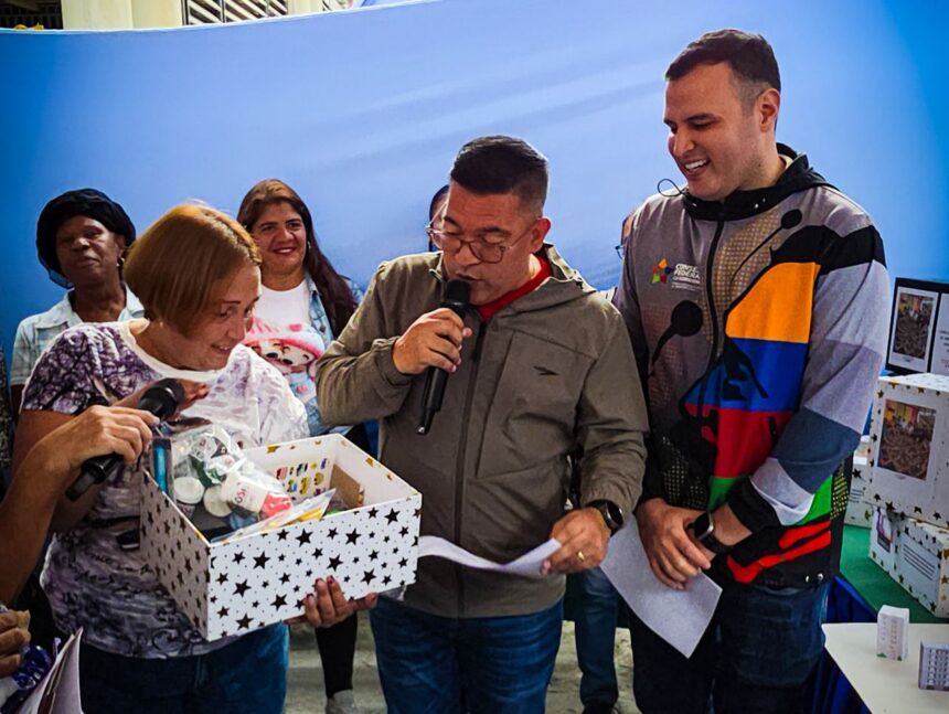 Gobierno de Caracas entrega dotación tecnológica a 41 comunas para fortalecer sus salas de autogobierno