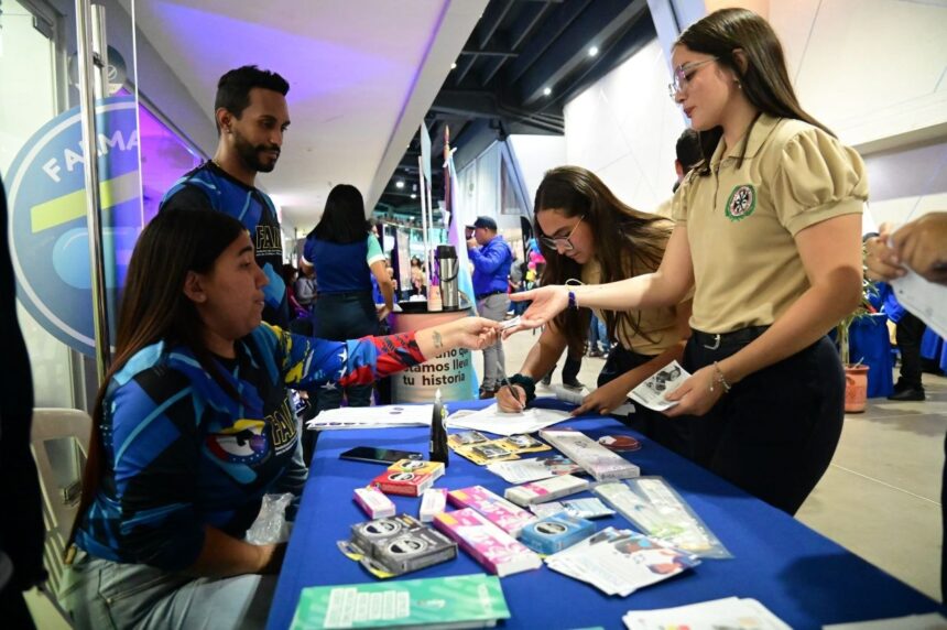 Bachilleres de La Guaira conocen oportunidades de estudio en feria universitaria