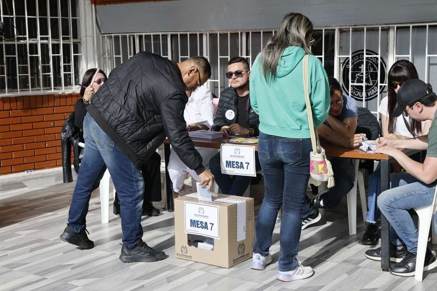 Abren las urnas en Colombia para balotaje presidencial entre Cepeda y De la Espriella