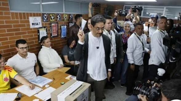 El candidato presidencial Iván Cepeda ejerce su derecho al voto en el occidente de Bogotá