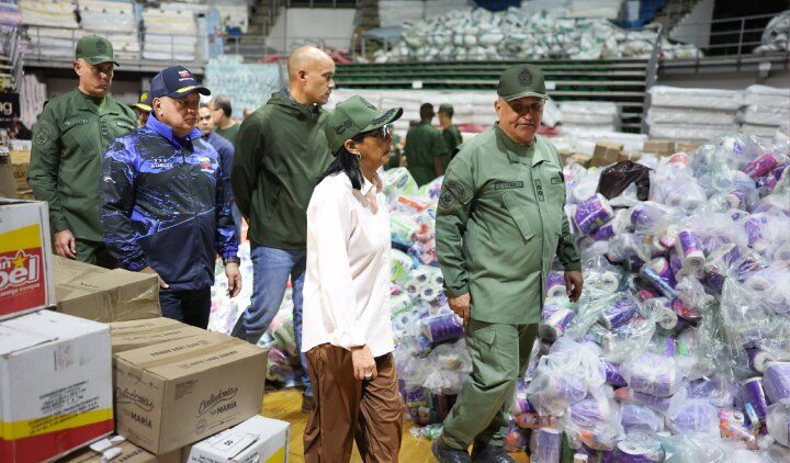 Presidenta (E) Delcy Rodríguez supervisa centro de acopio para damnificados en La Guaira