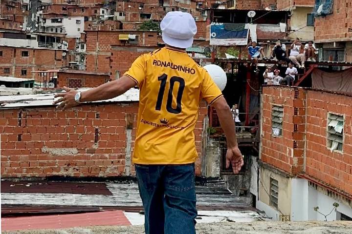 Ronaldinho desata la pasión futbolística en Petare previo a la Liga Monumental