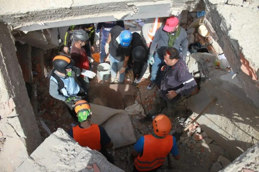 Rescatan a niño de 11 años tras terremotos en Venezuela