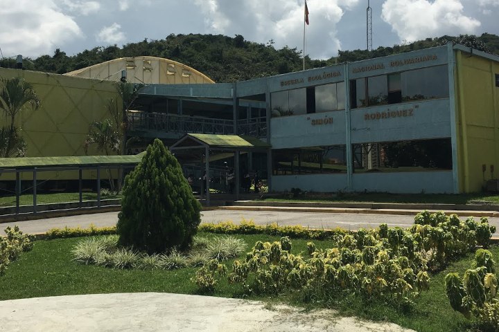 Gobierno nacional extiende por una semana suspensión de clases en el país