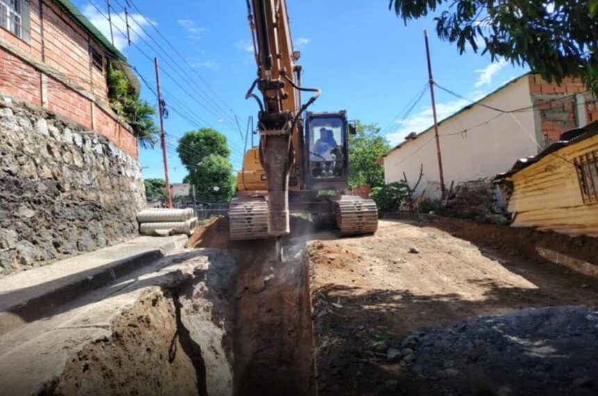 Instalan tubería matriz de aguas servidas en San Juan de los Morros