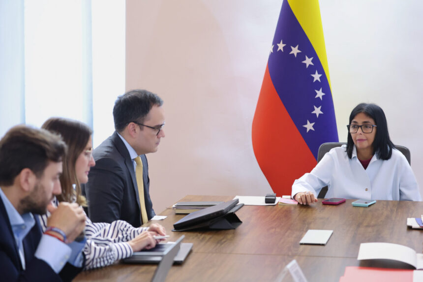 Presidenta (E) Delcy Rodríguez se reunió con el Gabinete Económico en Caracas