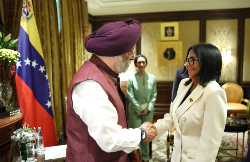 Presidenta (E) Delcy Rodríguez sostiene encuentro con el Ministro de Petróleo y Gas Natural de la India Hardeep Singh Puri