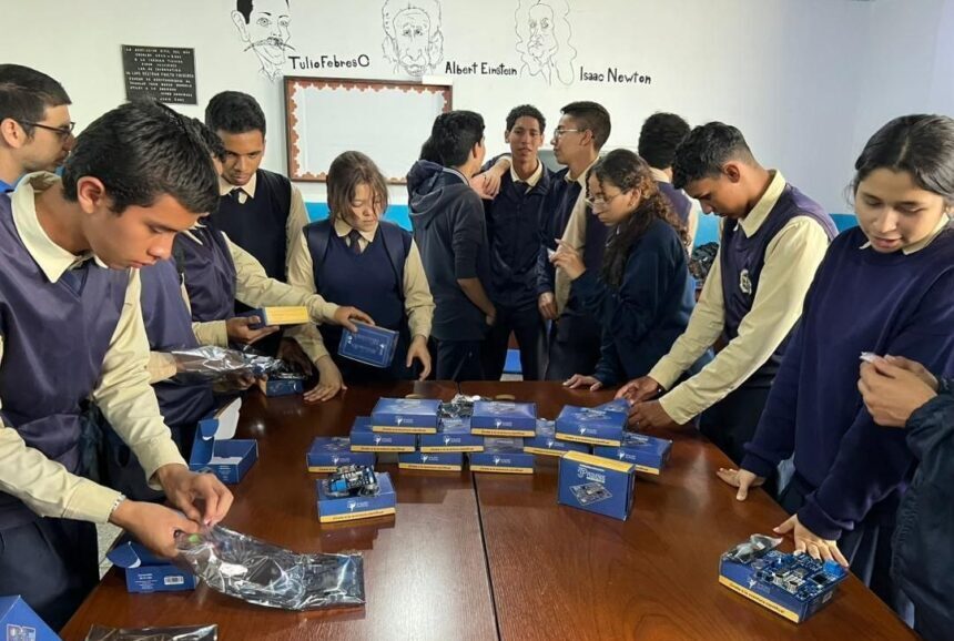 Programa Semilleros Científicos proyecta entregar 100 mil kits de electrónica y capacitar a 5 mil docentes en todo el país