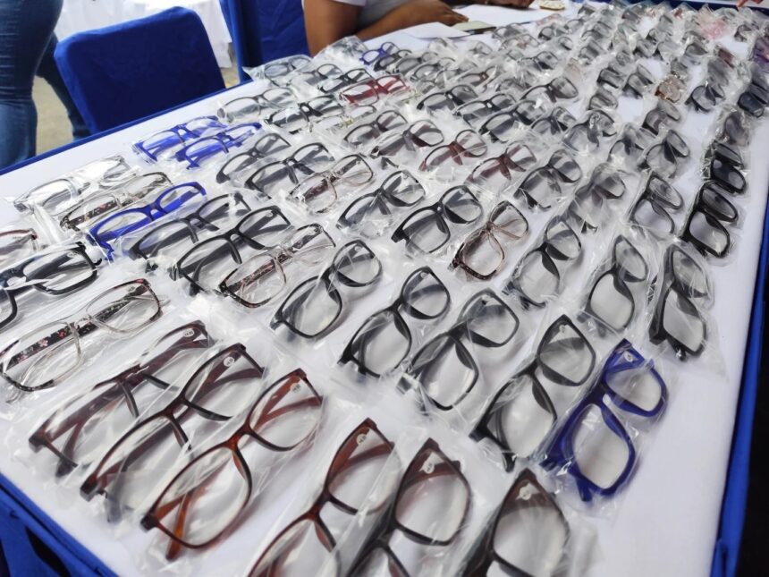 Entregan 780 lentes en jornada social en la parroquia Caricuao de Caracas