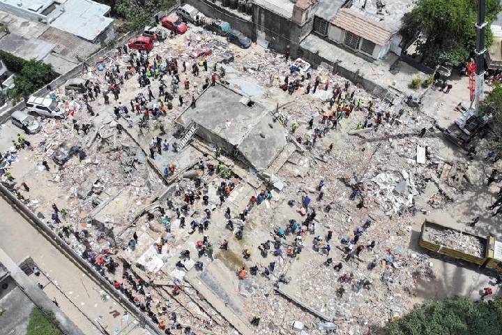 Llegan rescatistas a Caracas y La Guaira mediante puente aéreo de emergencia