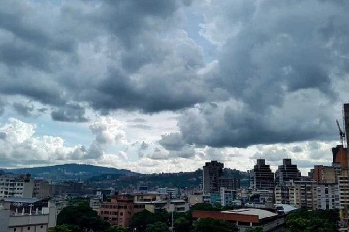 Prevén cielo parcialmente nublado y lluvias en gran parte del país