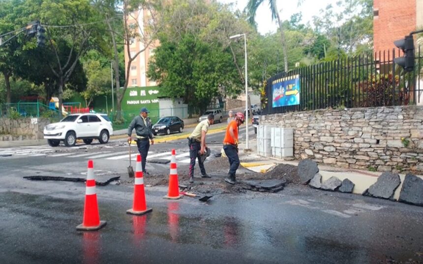Restituyen servicio de agua tras reparación de tubería en El Cafetal