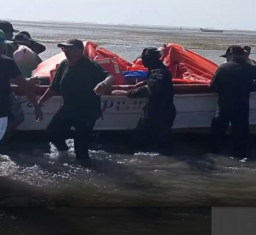 Rescatan a ocho tripulantes de embarcación civil en costas de Adícora
