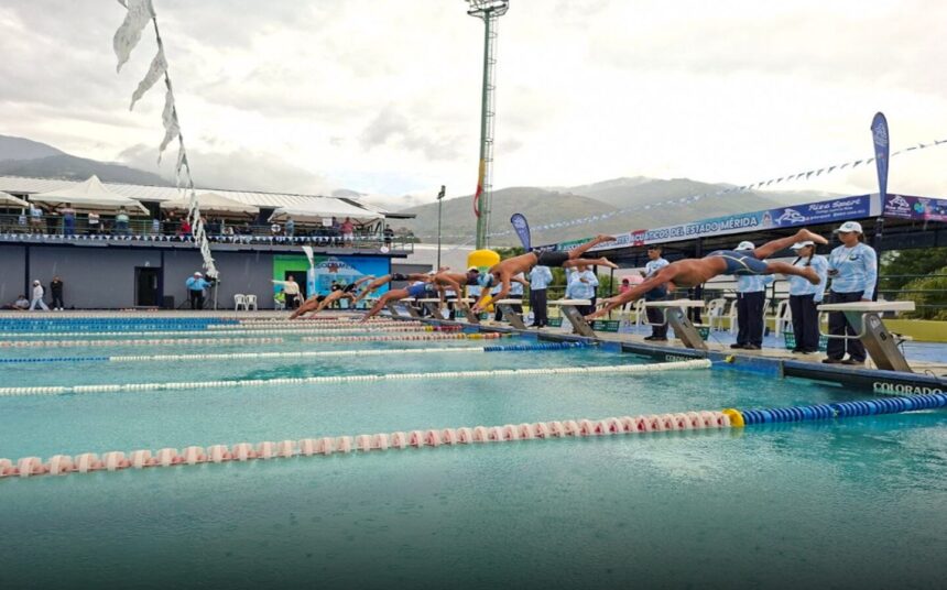 Representantes de 21 estados participan en Campeonato Infantil de Natación en Mérida