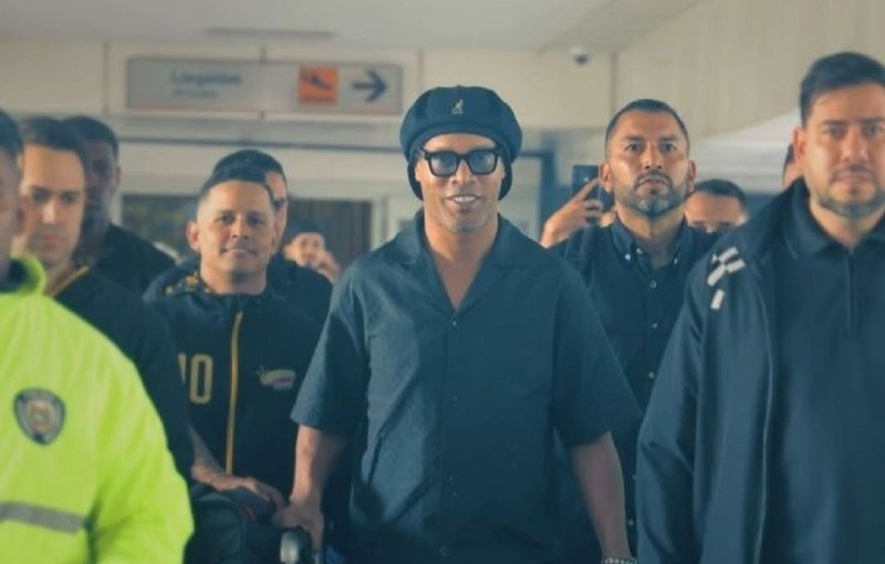 Venezuela recibe al astro del fútbol Ronaldinho en el inicio de la Liga Monumental