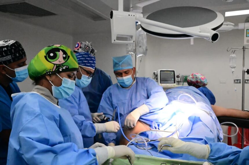 Realizan artroscopias en el Hospital Vargas de La Guaira