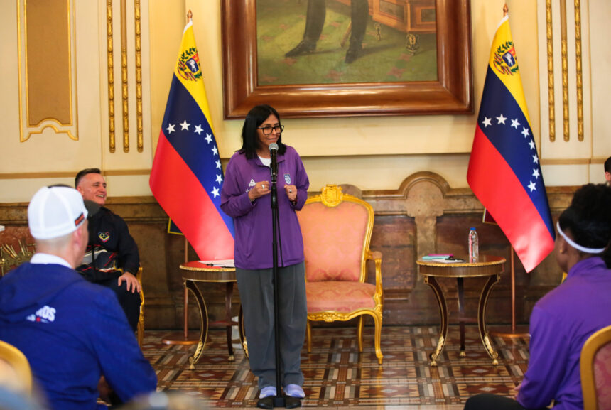 Presidenta (E) Delcy Rodríguez reconoce logros del baloncesto nacional