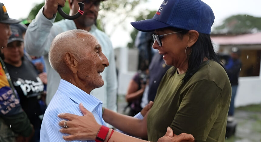 ​Presidenta (E) Delcy Rodríguez envió mensaje de felicitación y reconocimiento a los padres venezolanos en su día