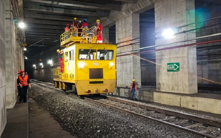 Efectúan mantenimiento en la vía 2 de la estación Caracas del ferrocarril